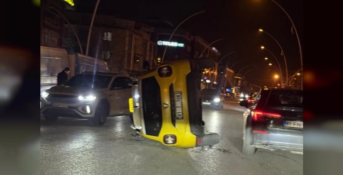 Düzce’de ticari taksi kontrolden çıktı, otomobile çarparak devrildi!