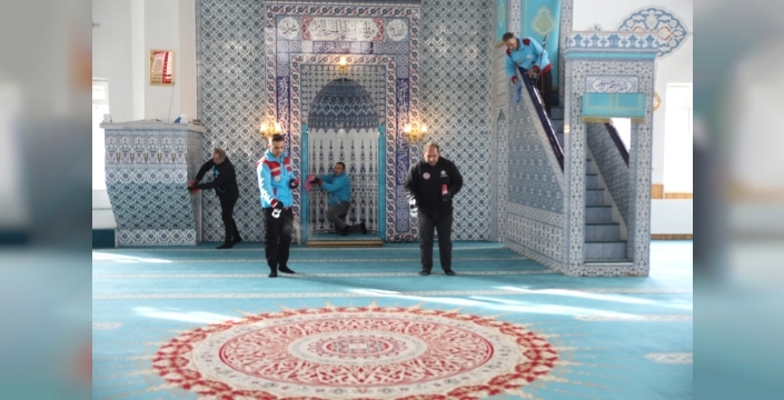 Erciş'te ramazan hazırlığı: Camiler temizlikle şenlendi