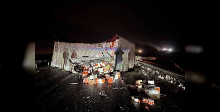 Erzincan-Sivas yolunda devrilen İran plakalı tır trafiği felç etti