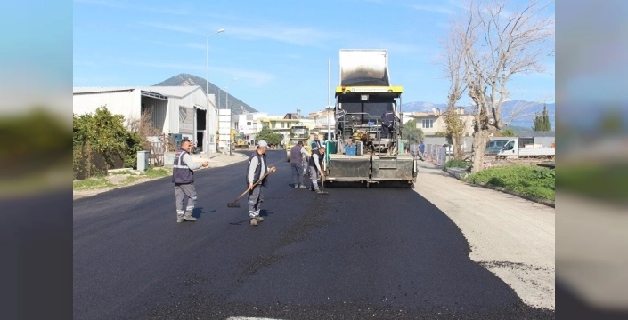 Finike’nin ana yolları sıcak asfalt ile yenileniyor