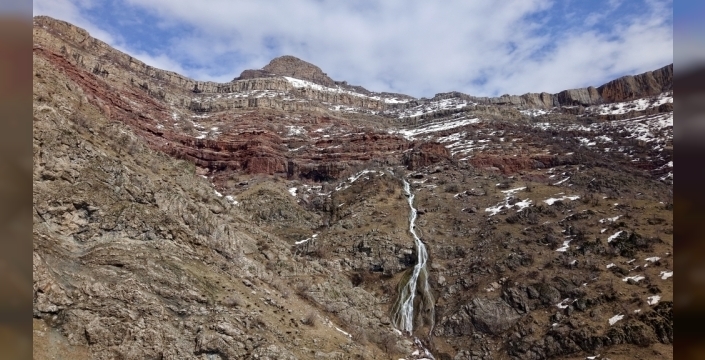 Hakkari'de doğa uyanıyor: Karların erimesiyle Kırca Şelalesi'nden muhteşem manzara
