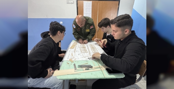 Hakkari'de gençler model uçaklarla gökyüzüne kanat açıyor