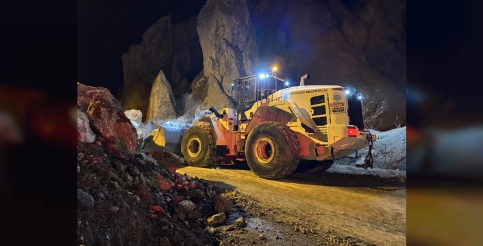 Hakkari'de mahalle yoluna dev kaya parçaları düştü
