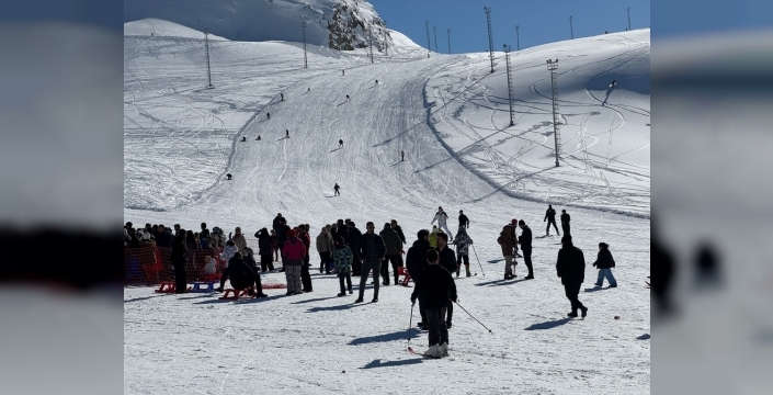 Hakkari'de Mergabütan Kayak Merkezi'nde hafta sonu coşkusu dorukta