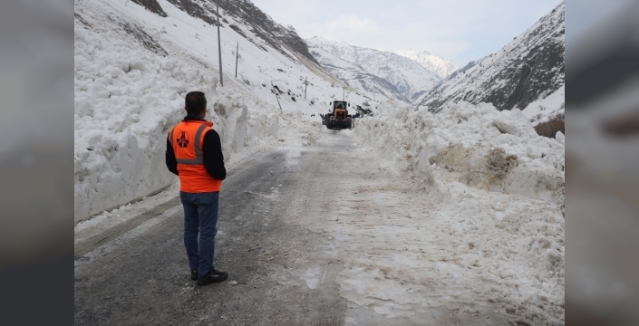 Hakkari-Van yolunda çığ tehlikesi sona erdi