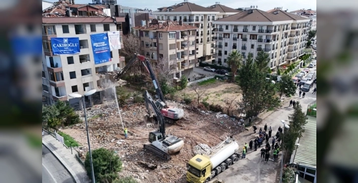 İstanbul'da korkutan bina yıkıldı: 46 yıllık Onur Apartmanı'ndan geriye enkaz kaldı!