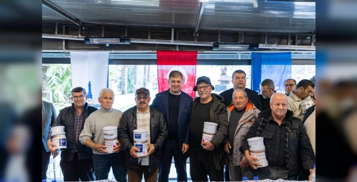 İzmir'de Balıkçılara Destek Eli: Tekne Bakım Malzemeleri Dağıtılıyor