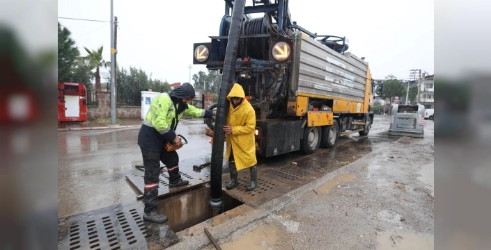 İzmir'de Hayat Durdu: Şiddetli Yağışlara Karşı Olağanüstü Önlemler Alındı!