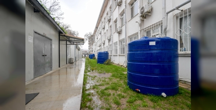 İzmir'de yağmur suyu artık boşa akmıyor: Belediye binaları 'su hasadı' ile kuraklığa meydan okuyor