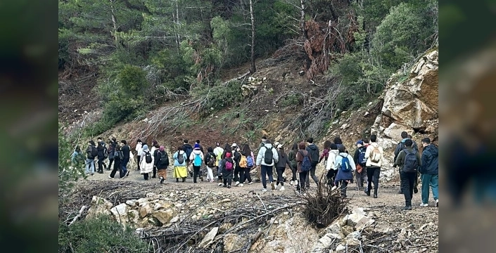 İzmirli gençler, doğa yürüyüşünde hem sağlık hem sosyalleşme fırsatı buldu