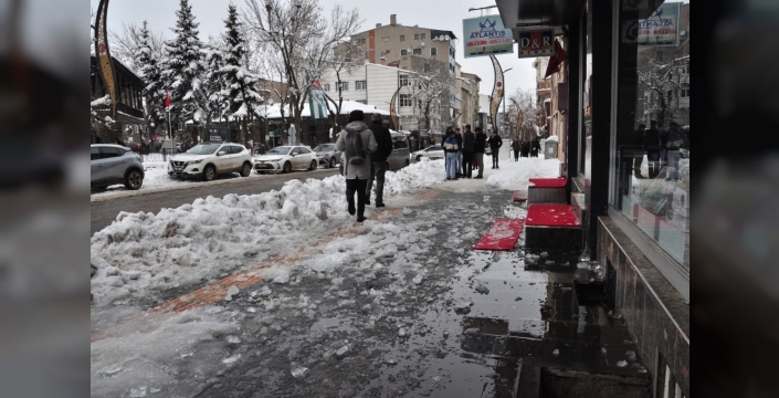 Kars'ta korkutan kaza: Başından buz sarkıtı düştü, küçük kız hastanelik oldu