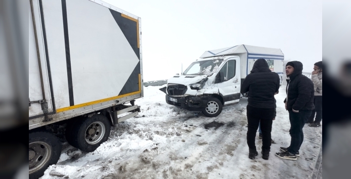 Kars'ta zincirleme kaza: 5 araç hasar gördü, bir sürücü yaralandı