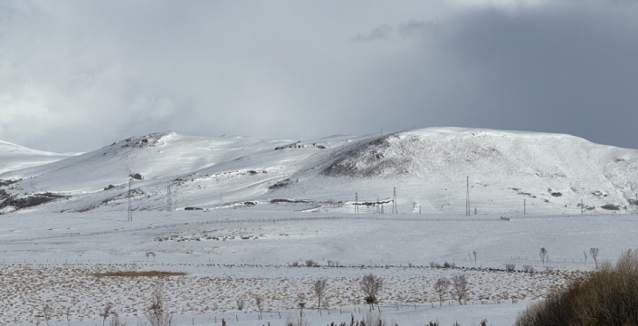 Kars ve Ardahan'da etkili kar yağışı yaşamı olumsuz etkiledi