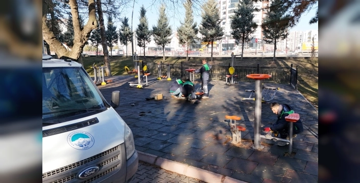Kayseri'de yeşil alanlar pırıl pırıl: Park ve bahçelerde titiz bakım!