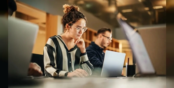 Kuşaklar arası iş yeri çatışması: Z kuşağı ve yöneticiler arasındaki gerilim 56 milyar dolarlık kayba yol açtı!