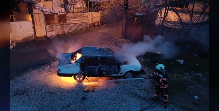 Malatya'da tartışma sonunda babanın aracı alev alev yandı