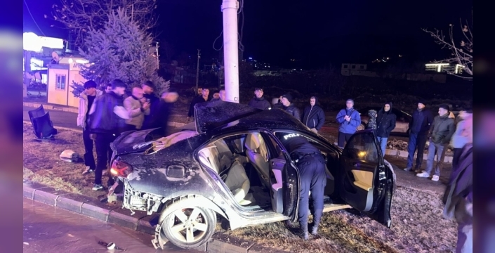 Malatya'da trambüs direğine çarpan otomobilin sürücüsü yaralandı