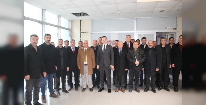 Malazgirt Kaymakamı Bayram, muhtarlarla bir araya geldi, yenilenen ofisi inceledi