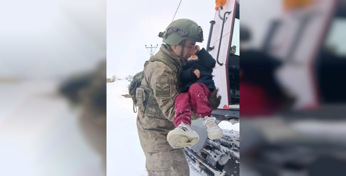 Mehmetçik'in fedakarlığı: Kars'ta kardan mahsur kalan iki hasta çocuk kurtarıldı