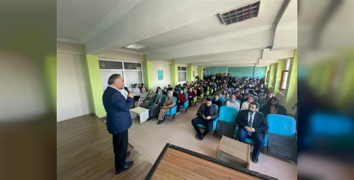 Müftü Okuş, Hakkari'deki öğrencilere tavsiyelerde bulundu