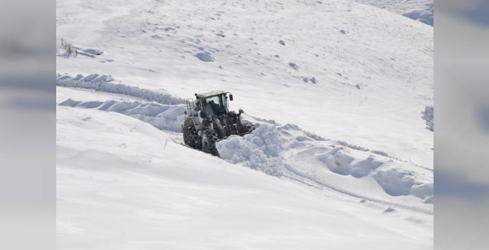Muş'ta ekipler soğuk havayla mücadele ederek yolları açık tutuyor