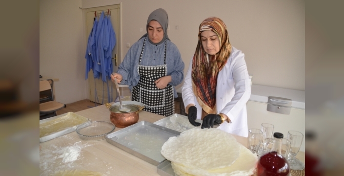Muş'ta kadınlar, yöresel tatlılarla aile ekonomisine destek oluyor