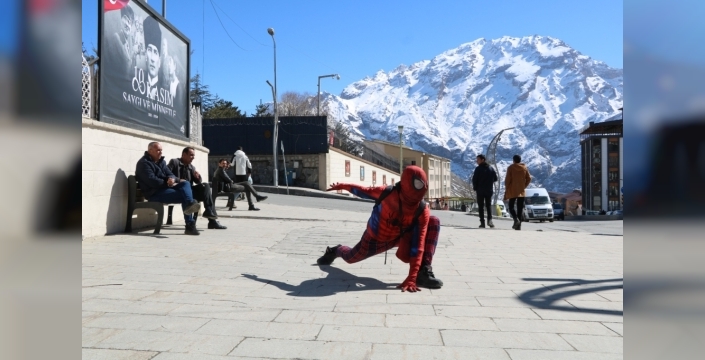 Örümcek Adam, Hakkari'de çocuklarla buluştu