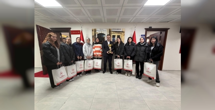 Şampiyon futsal takımı, Kale Kaymakamı Batı'yı ziyaret etti