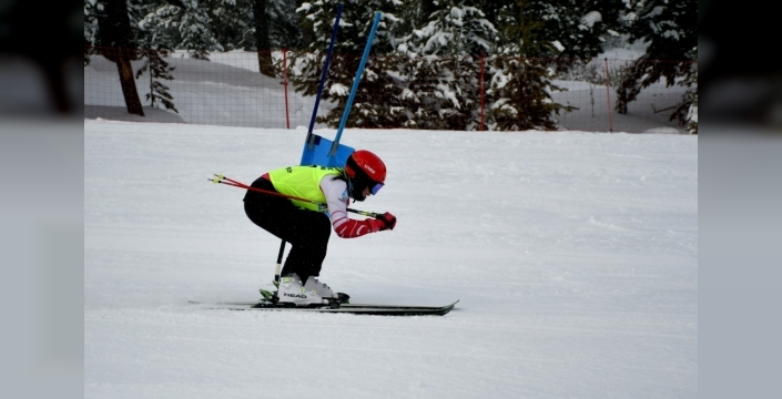 Sarıkamış pistlerinde alp disiplini kayakçılarından nefes kesen mücadele