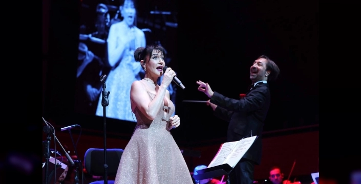 Şevval Sam sahnede hem söyledi hem de orkestra yönetti: İzmir'de unutulmaz Sevgililer Günü konseri!