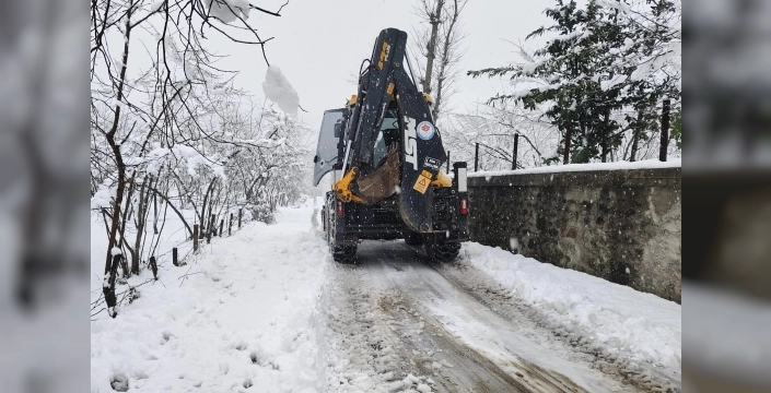 Trabzon'da kar yağışı ulaşımı aksattı: Ekipler seferber oldu