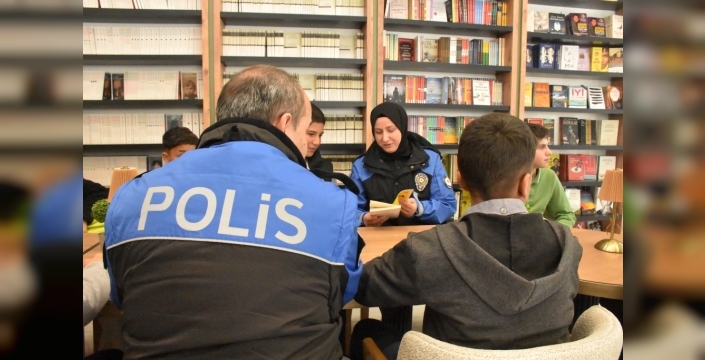 Van'da polis ve öğrenciler kitaplar etrafında buluşuyor: Okuma ve analiz becerileri gelişiyor
