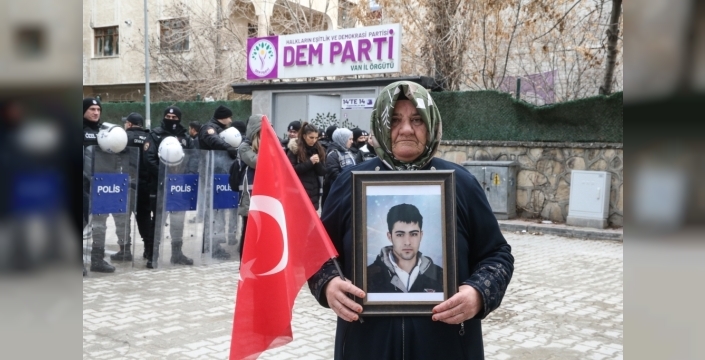 Van'da yürek burkan eylem: Aileler çocukları için DEM Parti önünde nöbette