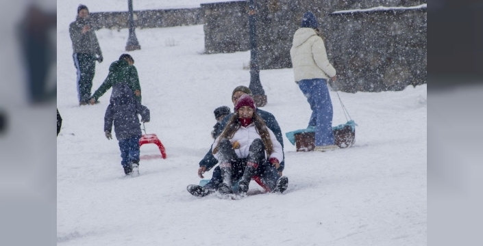 Yarıyıl tatili Kars'ta karla coşkuya dönüştü: Çocuklar kızaklarla doyasıya eğlendi