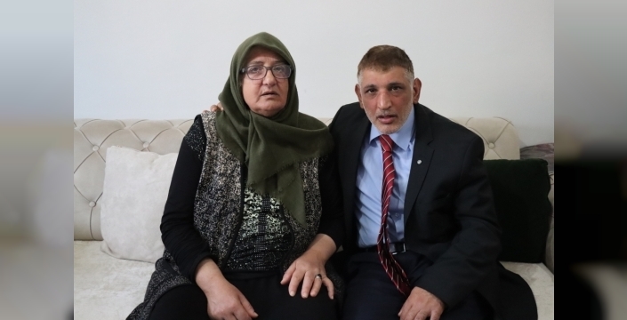 46 yaşındaki Kerem, 26 yıldır takım elbise giymeden dışarı çıkmıyor