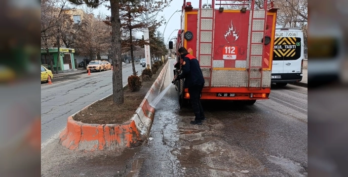 Ağrı'da bahar temizliği: Belediye ekipleri cadde ve kaldırımları yıkıyor