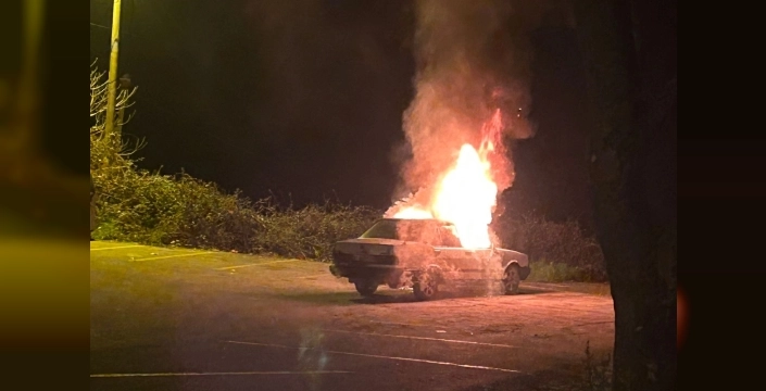 Akçakoca'da gece yarısı paniği: Park halindeki otomobil alevlere teslim oldu