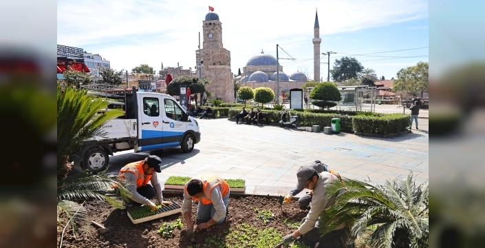 Antalya baharın coşkusuyla çiçekleniyor: 4 milyon rengarenk umut toprağa kavuşuyor