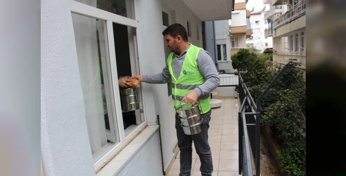 Antalya'da ihtiyaç sahiplerine sıcak yemek desteği artıyor