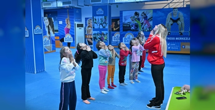 Antalya'da minikler sporla hem eğleniyor hem öğreniyor