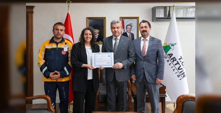 Artvin'de yılın sağlık çalışanları Vali Ergün tarafından ödüllendirildi