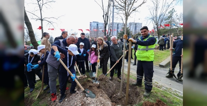 Bakırköy'de minik fidanlarla doğaya nefes verildi