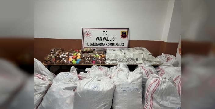 Başkale'de şok baskın: Tonlarca kaçak gıda ve eşya yakalandı