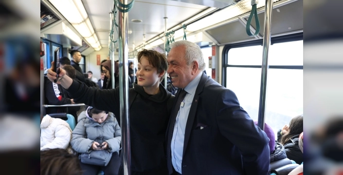 Başkan Özdemir mesaiye metroda başladı: Vatandaşlarla sohbet edip projeleri anlattı