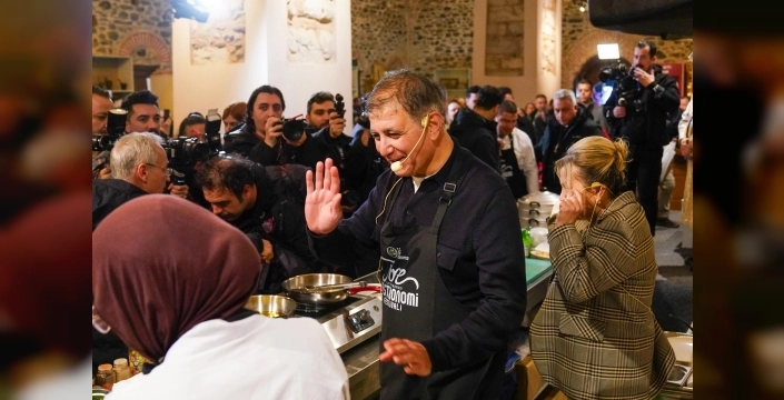 Başkan Tugay, Tire Gastronomi Festivali'nde mutfakta hünerlerini sergiledi