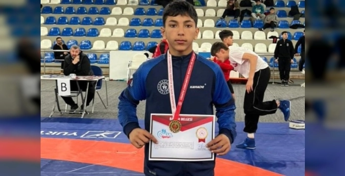 Berat Çelik, Rize'de şampiyon olarak Ağrı'nın gururu oldu