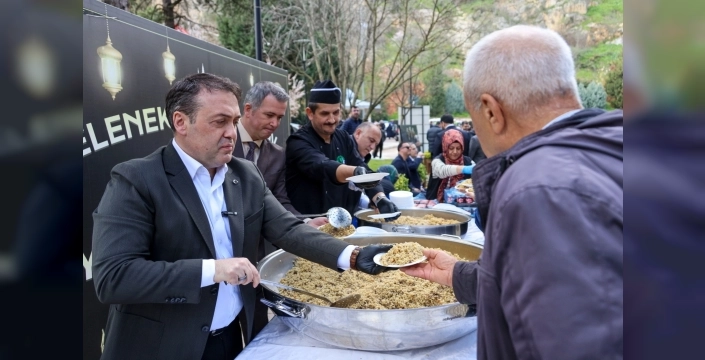 Bilecik'te asırlık 'şifalı pilav' geleneği Vali'nin de katılımıyla yaşatılıyor