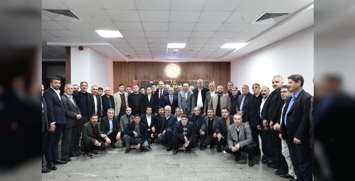 Bingöl'de muhtarlardan Vali Çelik'e köylerin sorunları ve yol çalışmaları hakkında bilgi aktarımı