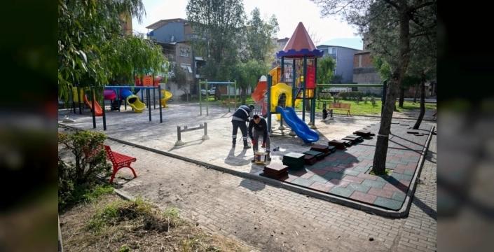 Bornova bahara hazırlanıyor: Parklar yenileniyor, yeşil alanlar genişliyor!