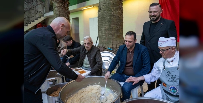Bornova Belediye Başkanı Eşki, Makedonya göçmenlerinin iftar sofrasında halkla buluştu